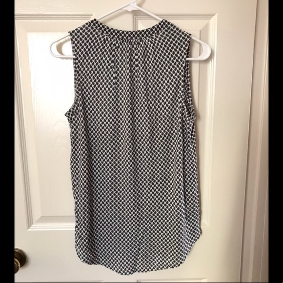 NWOT. Loft drop neck print sleeveless blouse. - Picture 2 of 3